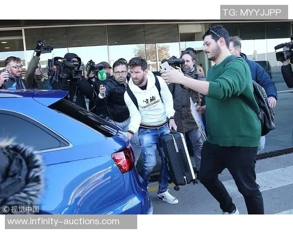 足球明星惊艳现身成都机场引发球迷热烈追捧与合影狂潮